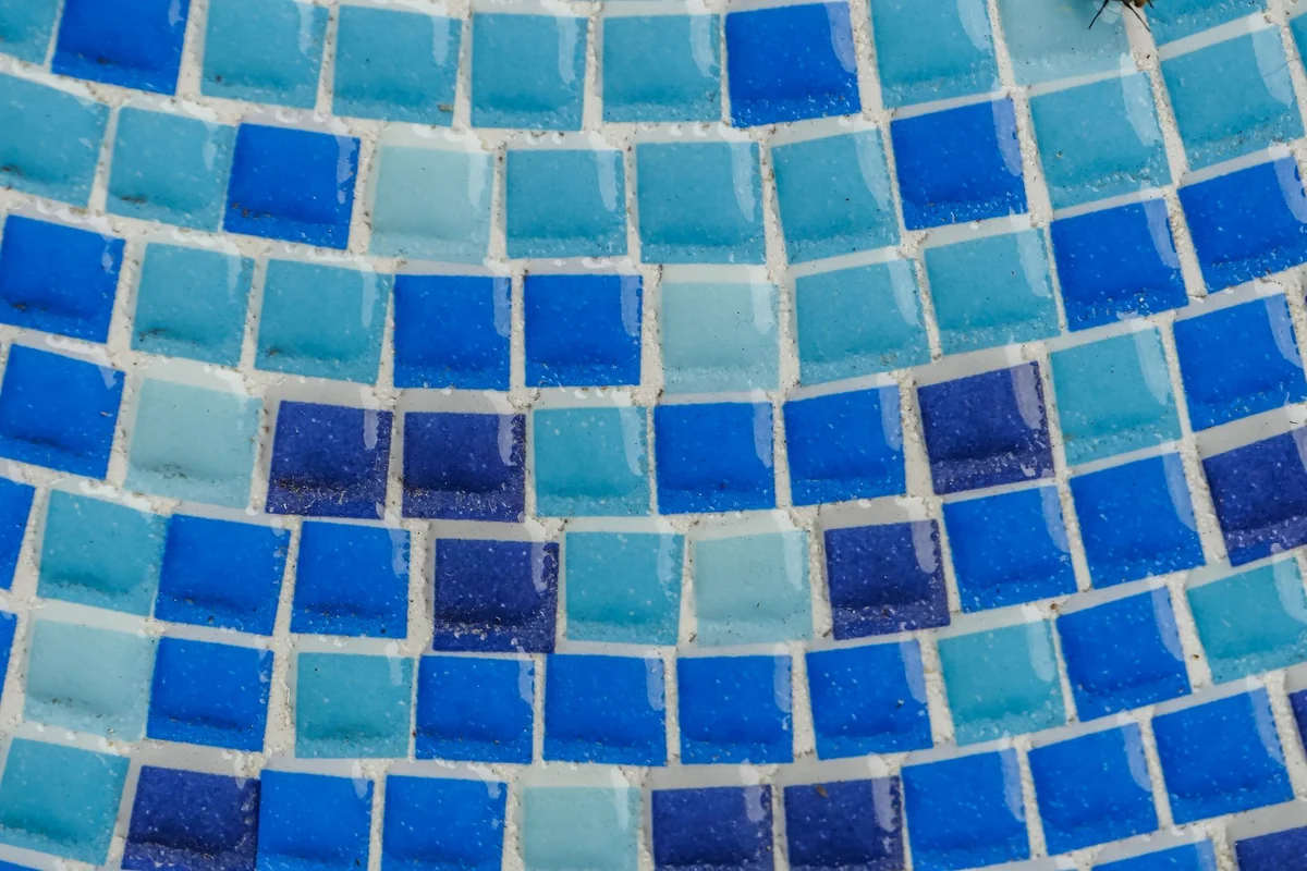 Płytki ceramiczne ułożone na ścianie — detal z bliska