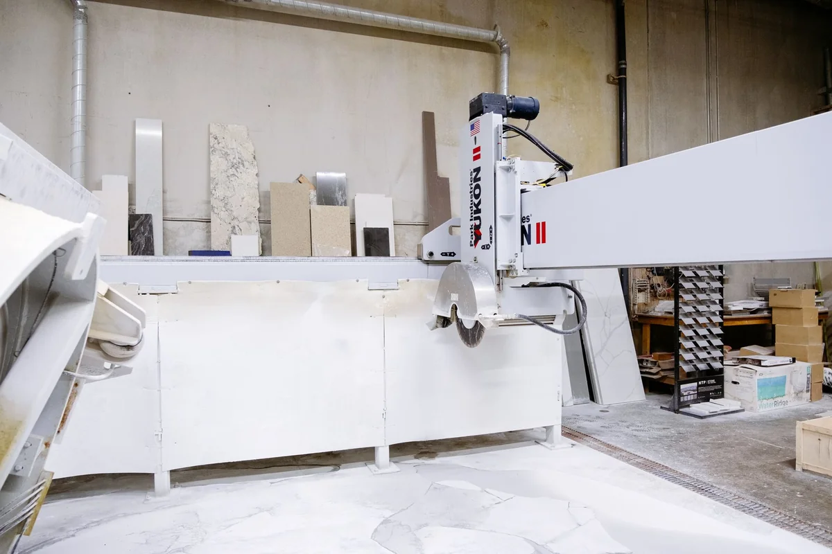Element z kamienia naturalnego — praca w warsztacie