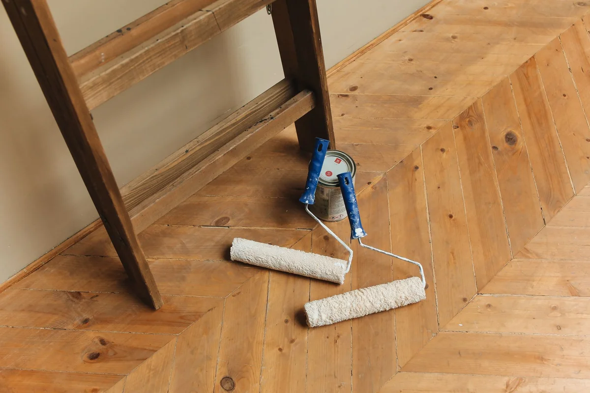 Wnętrze w trakcie wykończenia — narzędzia i materiały