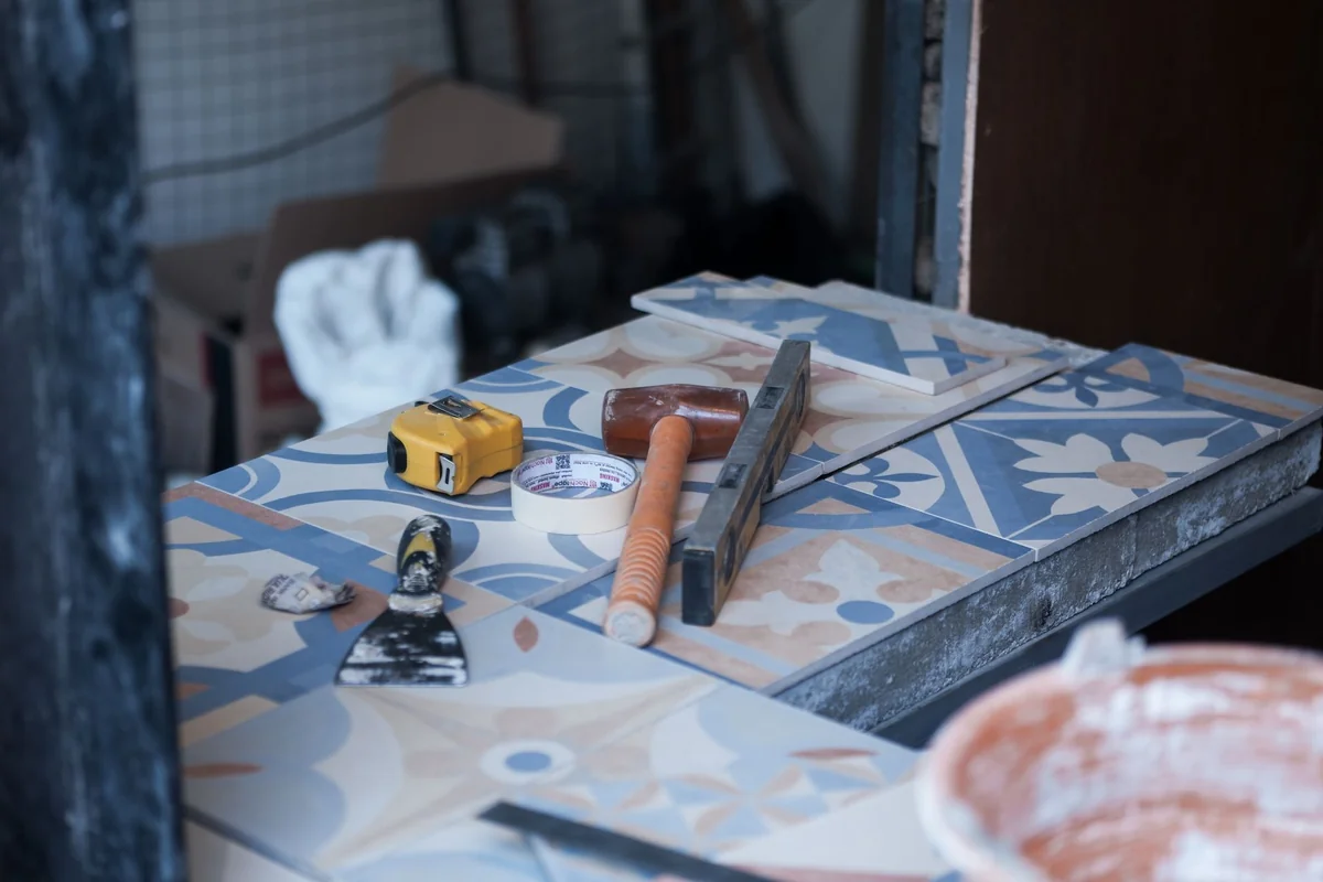Płytki ceramiczne ułożone na ścianie — narzędzia i materiały