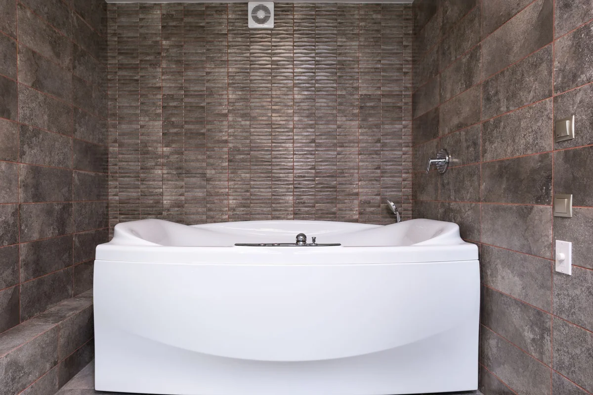 Płytki ceramiczne ułożone na ścianie — ujęcie z zewnątrz