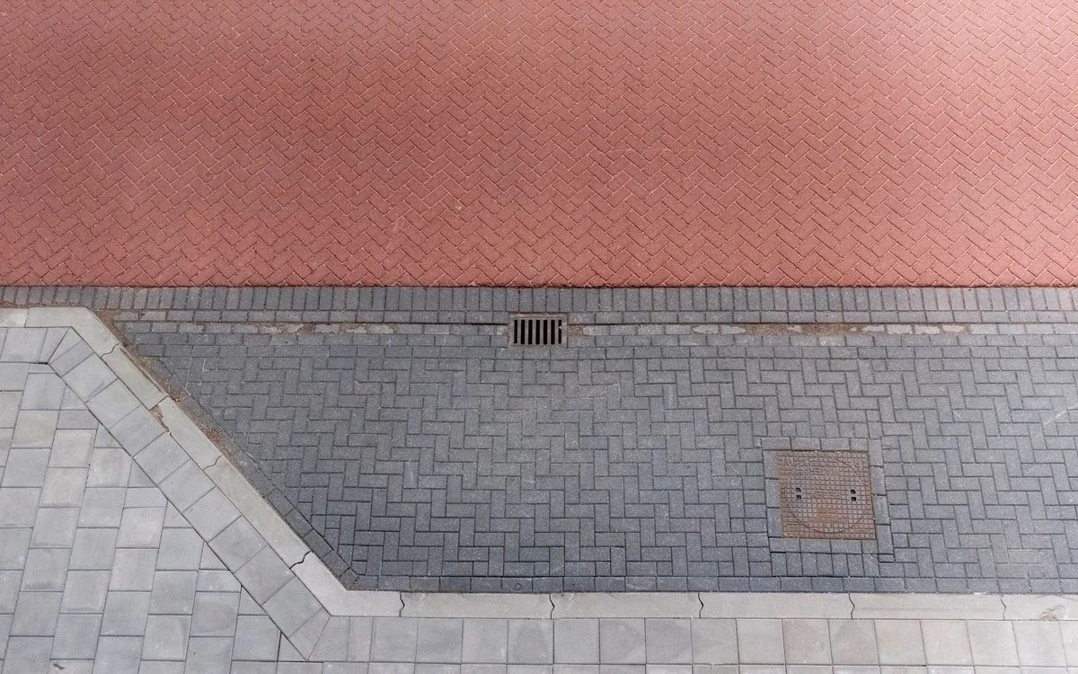 Utwardzony plac z kostki z odwodnieniem i krawężnikiem