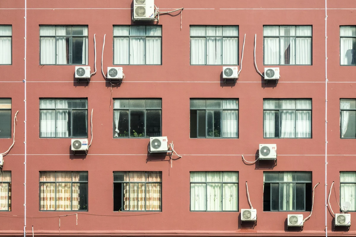 Jednostki zewnętrzne klimatyzacji na elewacji obiektu