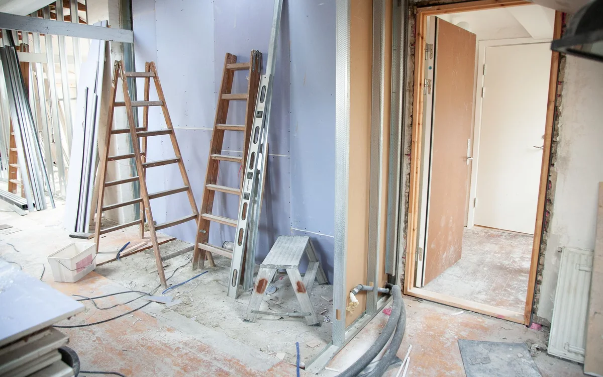 Zabudowa z płyt gipsowych w trakcie prac